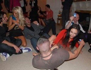 grup-seks-hikayemizi-herkes-okusun